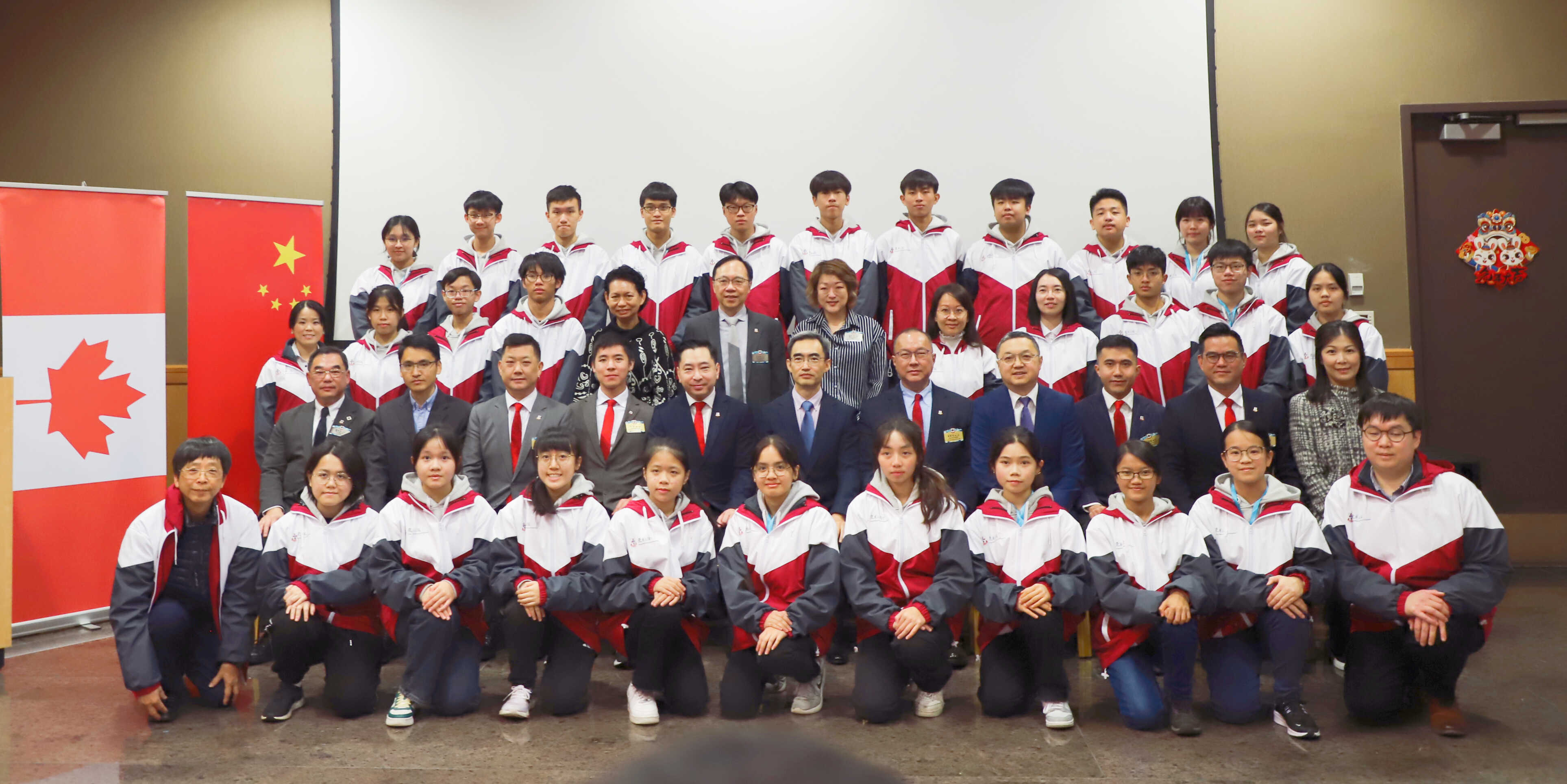 香港东华三院学生大使团访问中国驻温哥华总领馆